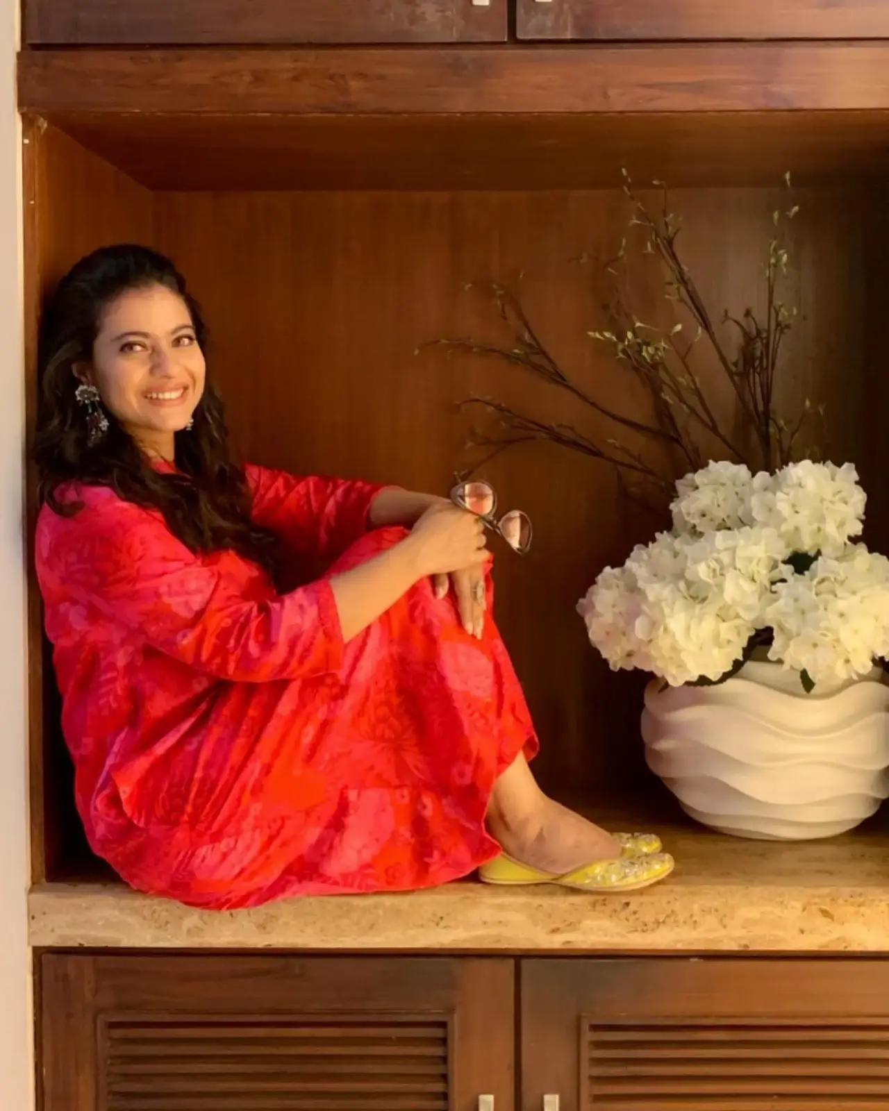 INDIA S RICHEST WOMEN KAJOL DEVGN IMAGES IN TRADITIONAL RED COLOR DRESS 2